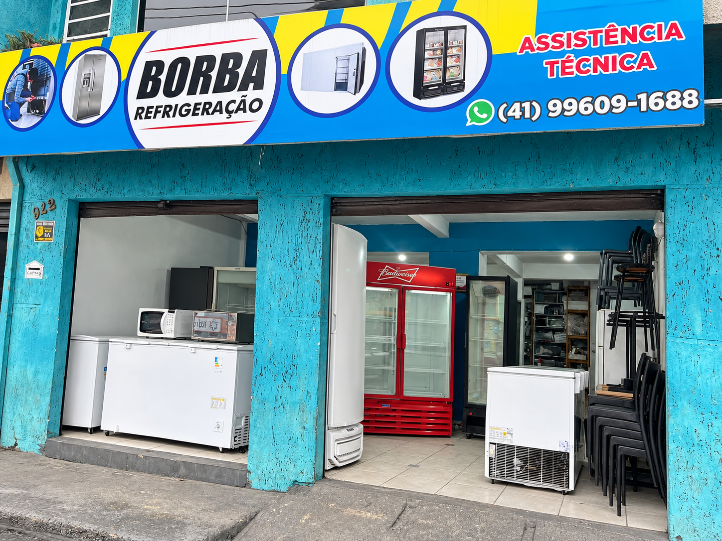 Fachada azul da Borba Refrigeração com geladeiras, freezers e expositores na loja